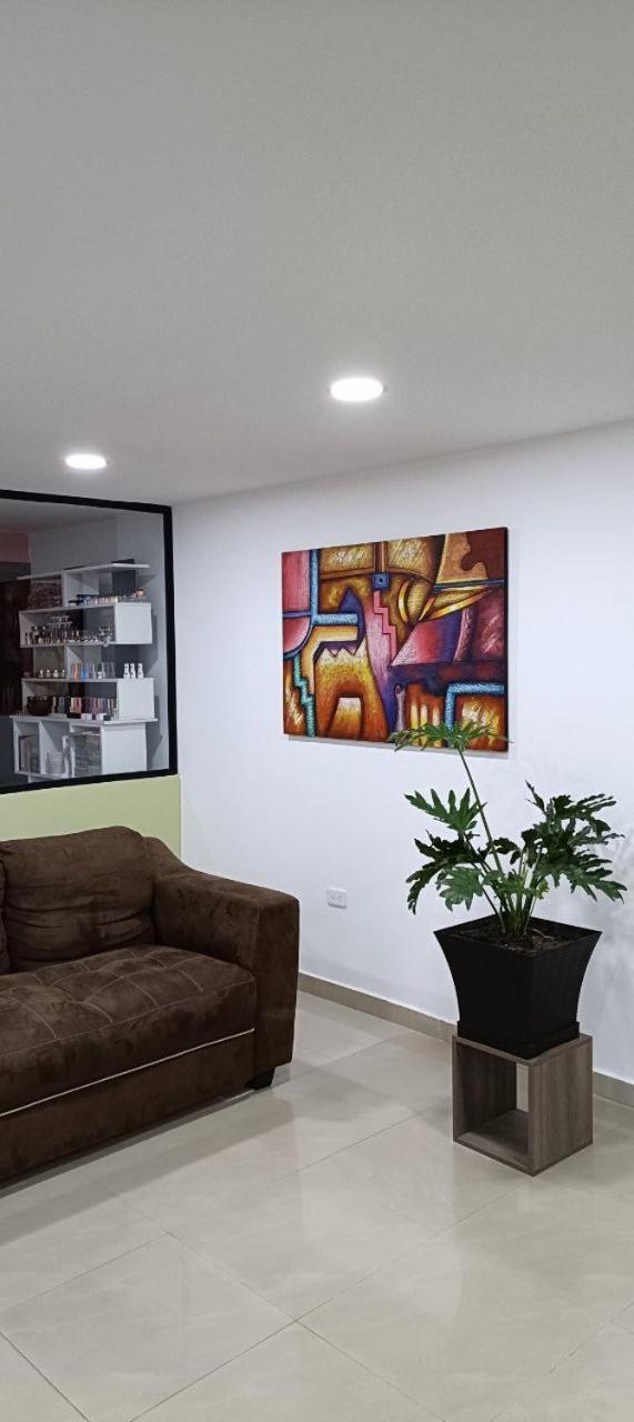 Julius Hostal, Desde Las 14 Horas Hasta 12 Del Mediodia Quito Exterior foto