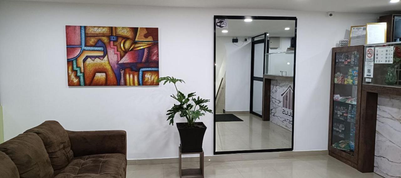 Julius Hostal, Desde Las 14 Horas Hasta 12 Del Mediodia Quito Exterior foto